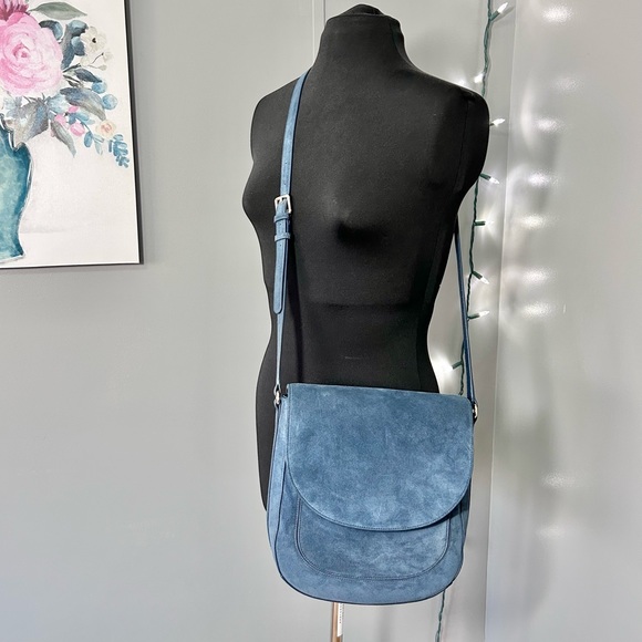 NWOT (never carried) Neely & Chloe blue suede saddlebag shaped shoulder bag - Picture 2 of 6